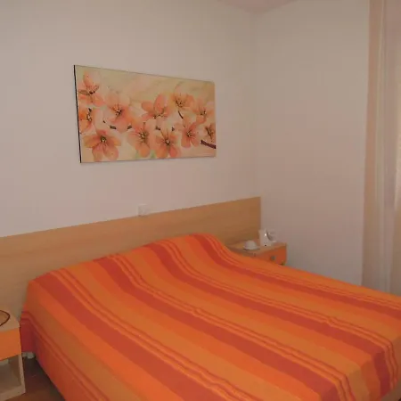 With Garden And Barbeque 250m From The Sea *