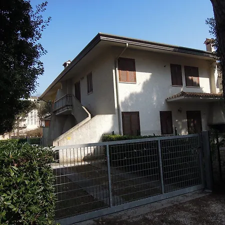 With Garden And Barbeque 250m From The Sea דירה ביביונה